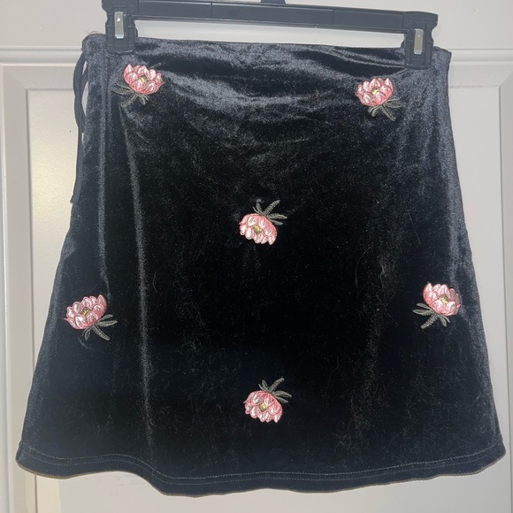 Dresses & Skirts - 90s style black velvet skirt with embroidered flowers